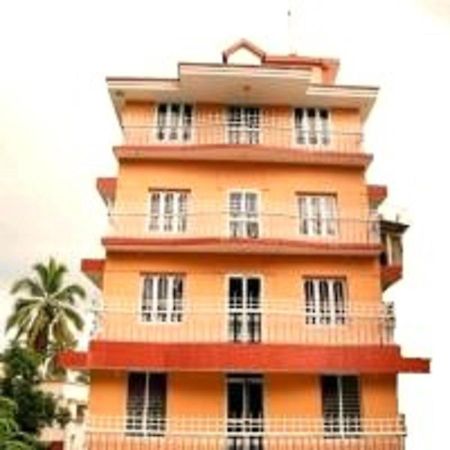 V Bee Plaza Hotel Thiruvananthapuram Ngoại thất bức ảnh