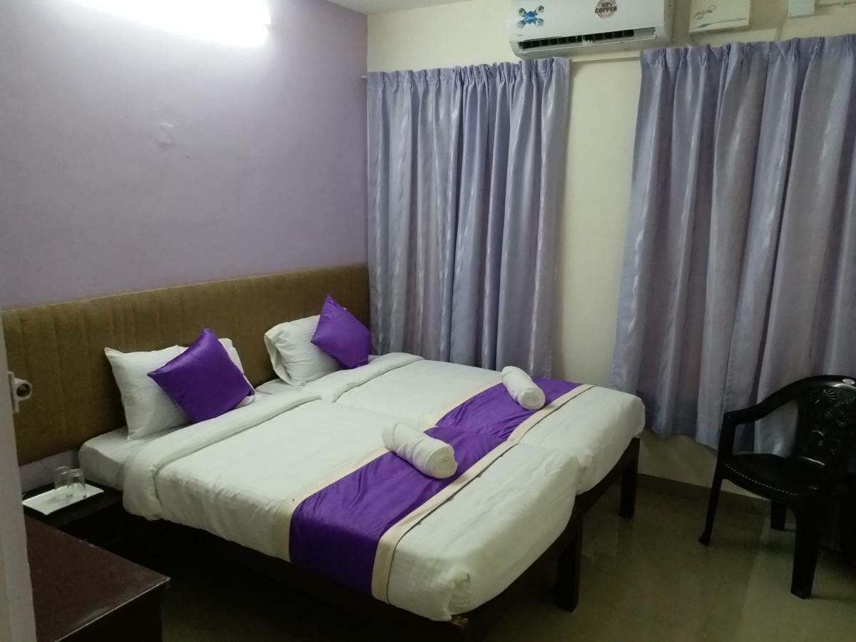 V Bee Plaza Hotel Thiruvananthapuram Ngoại thất bức ảnh