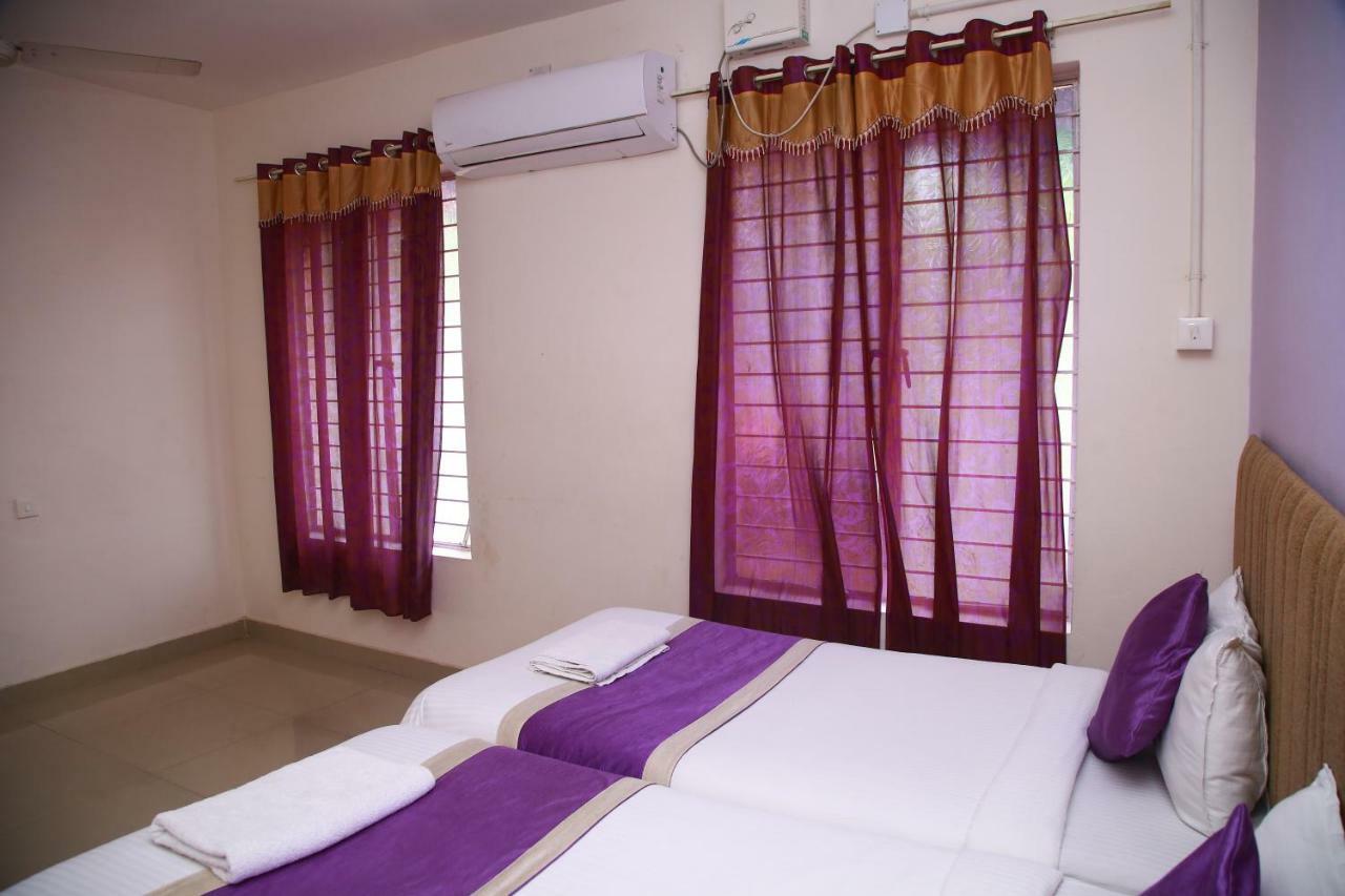 V Bee Plaza Hotel Thiruvananthapuram Ngoại thất bức ảnh