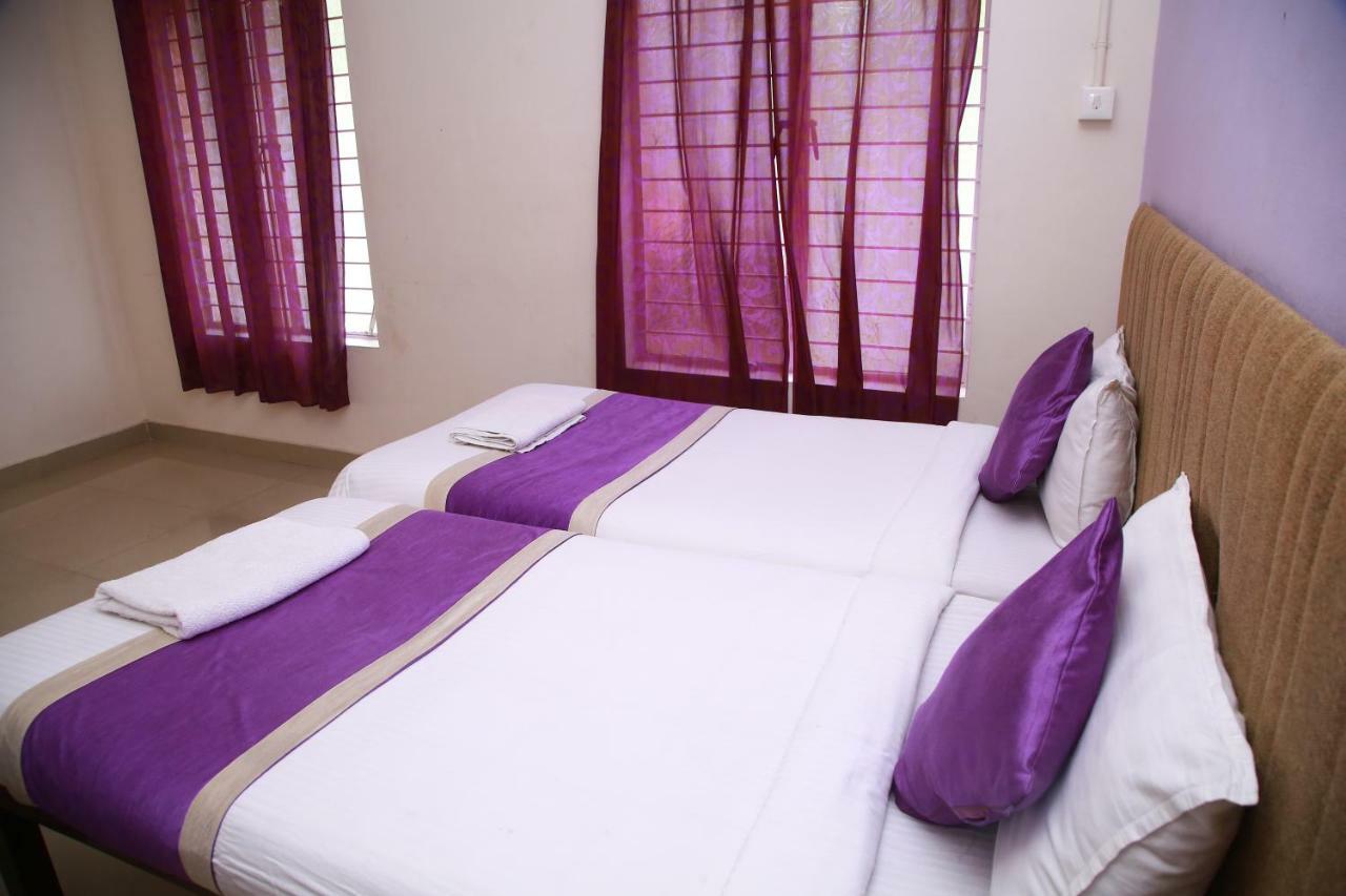 V Bee Plaza Hotel Thiruvananthapuram Ngoại thất bức ảnh