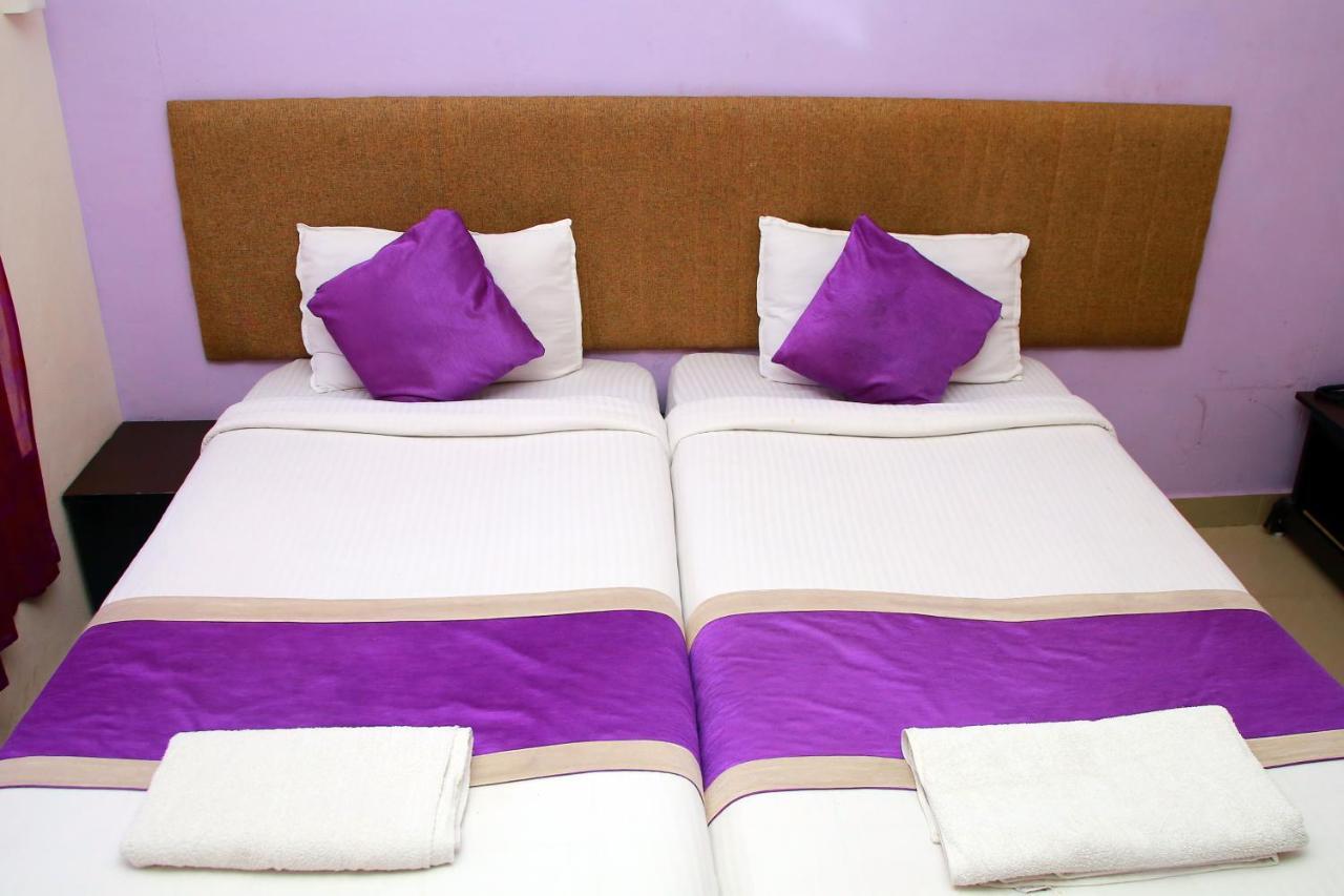 V Bee Plaza Hotel Thiruvananthapuram Ngoại thất bức ảnh
