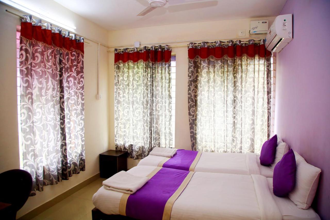 V Bee Plaza Hotel Thiruvananthapuram Ngoại thất bức ảnh