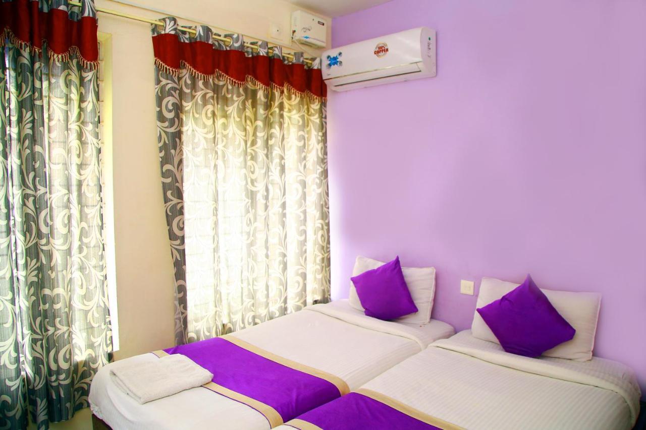 V Bee Plaza Hotel Thiruvananthapuram Ngoại thất bức ảnh