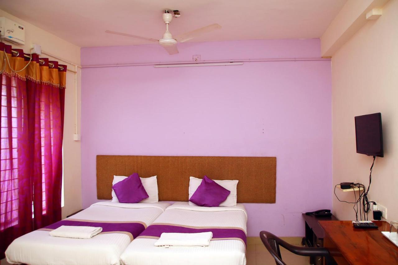 V Bee Plaza Hotel Thiruvananthapuram Ngoại thất bức ảnh