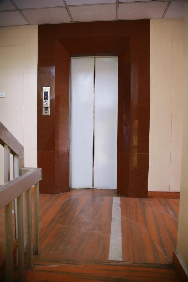 V Bee Plaza Hotel Thiruvananthapuram Ngoại thất bức ảnh