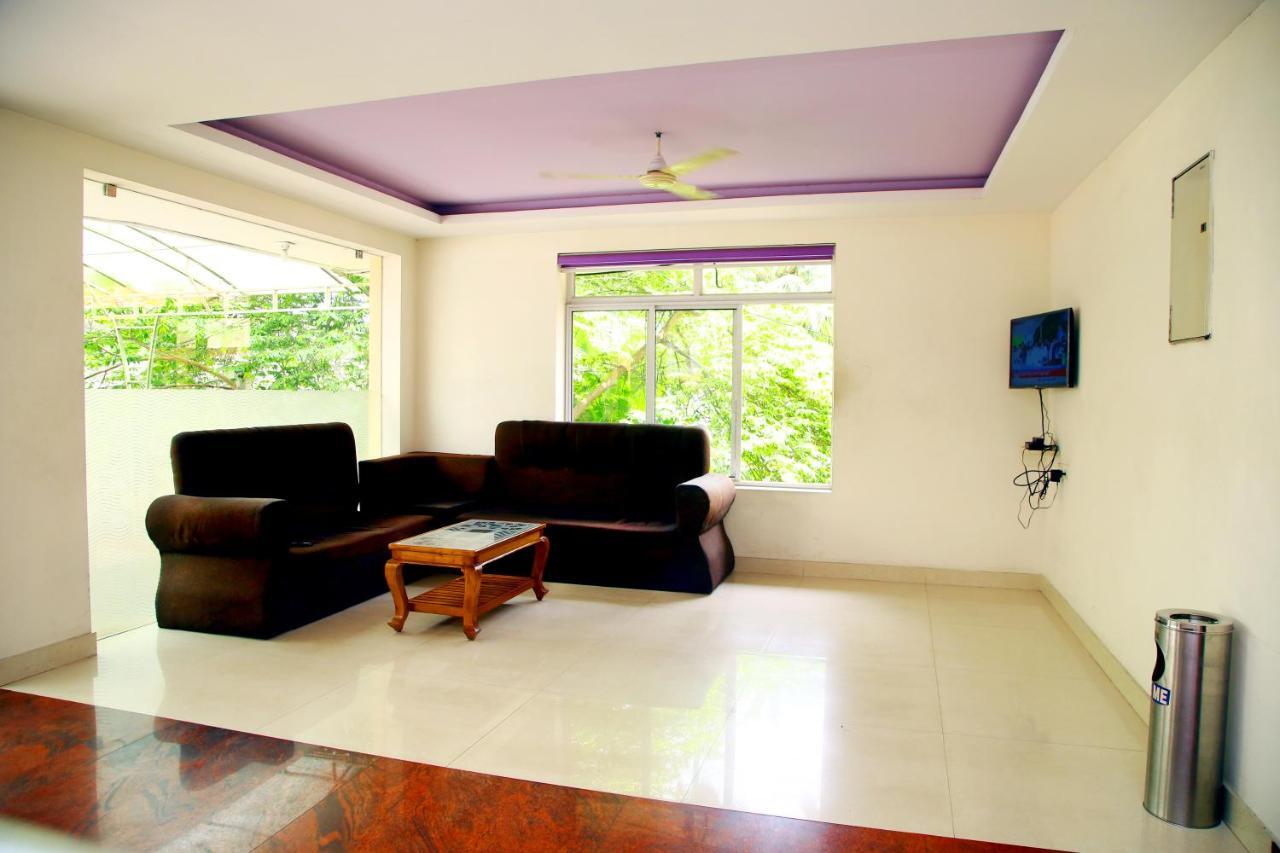 V Bee Plaza Hotel Thiruvananthapuram Ngoại thất bức ảnh