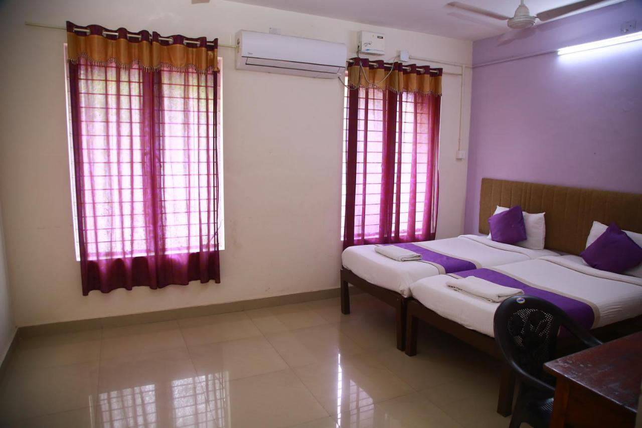 V Bee Plaza Hotel Thiruvananthapuram Ngoại thất bức ảnh