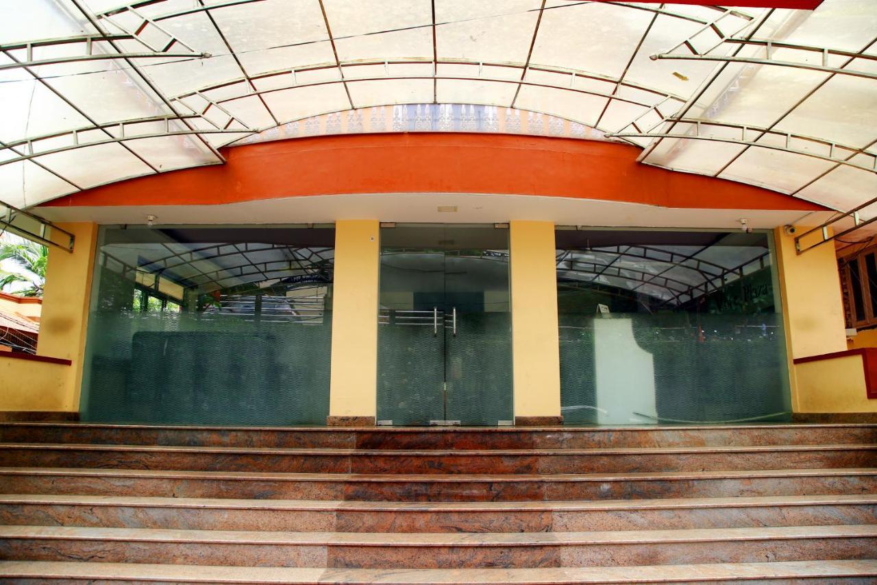 V Bee Plaza Hotel Thiruvananthapuram Ngoại thất bức ảnh