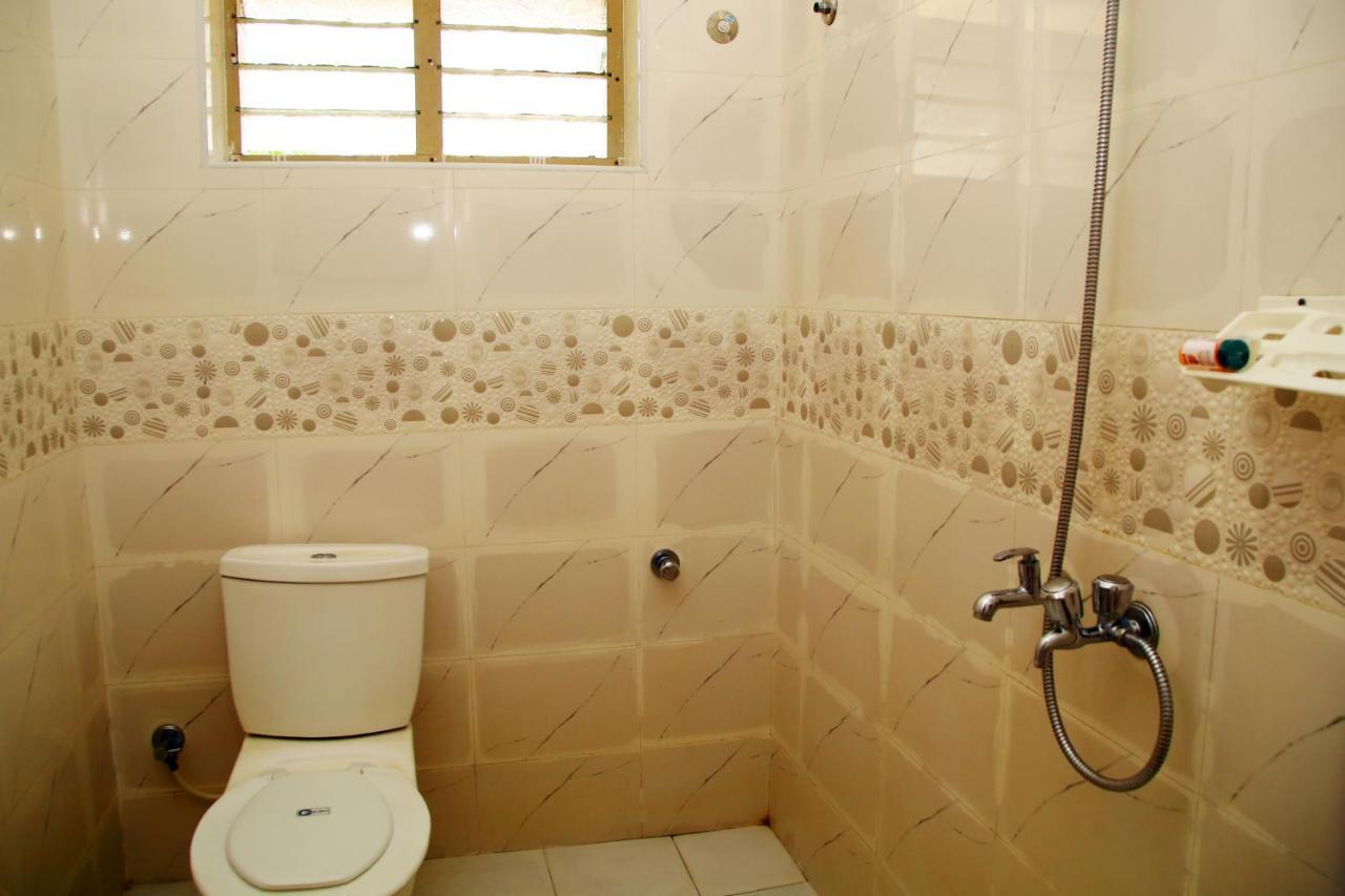 V Bee Plaza Hotel Thiruvananthapuram Ngoại thất bức ảnh