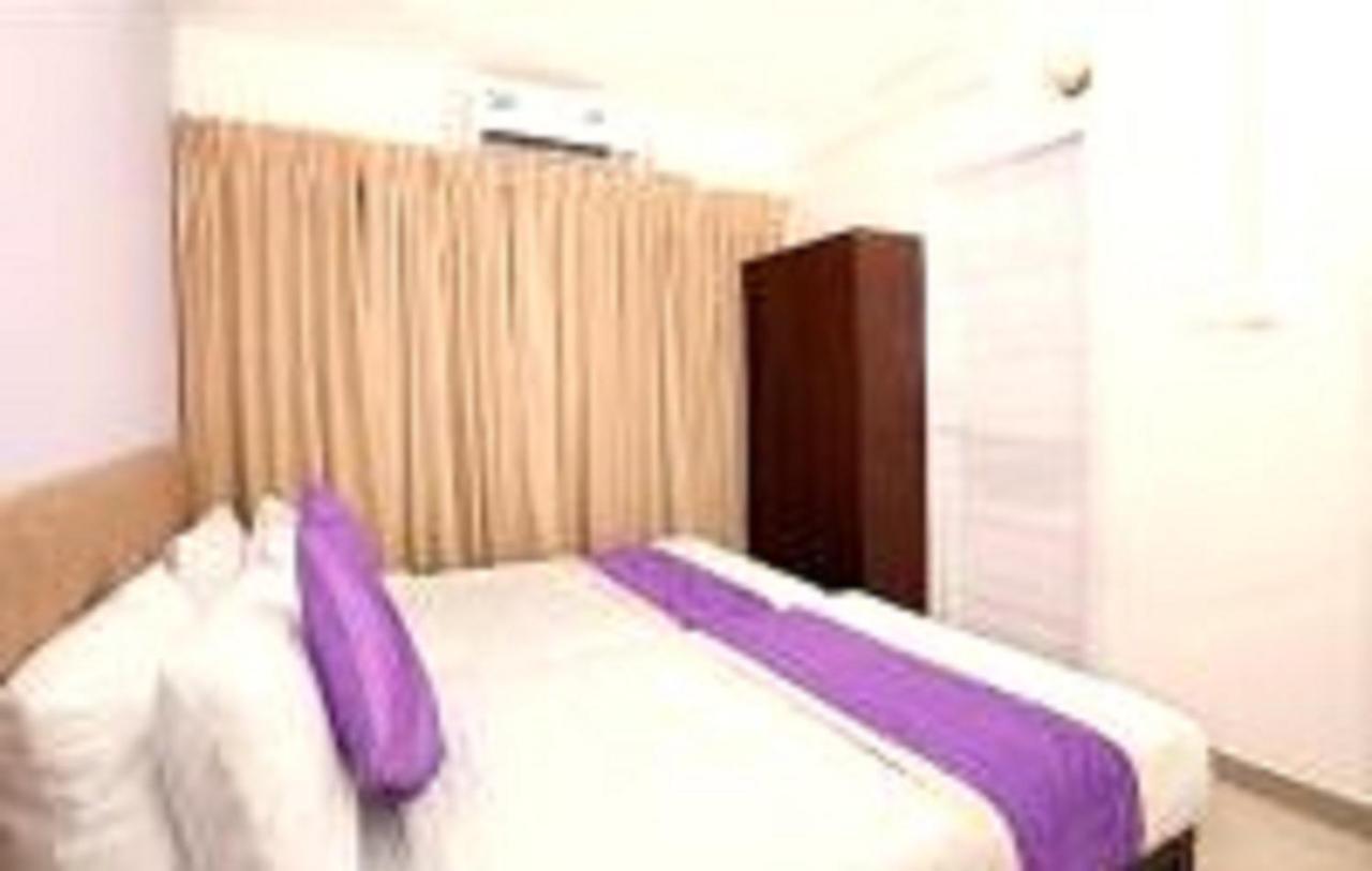 V Bee Plaza Hotel Thiruvananthapuram Ngoại thất bức ảnh