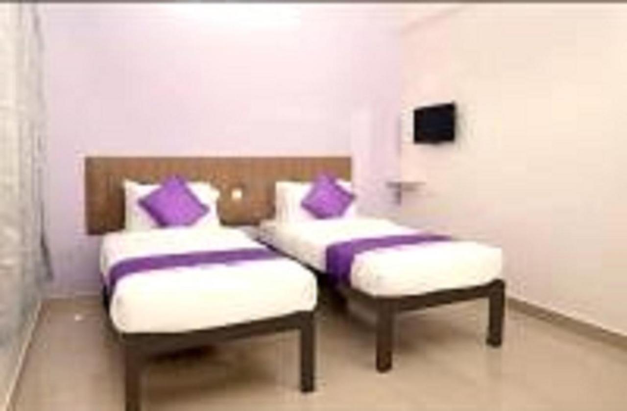 V Bee Plaza Hotel Thiruvananthapuram Ngoại thất bức ảnh