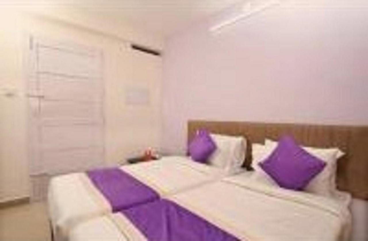 V Bee Plaza Hotel Thiruvananthapuram Ngoại thất bức ảnh