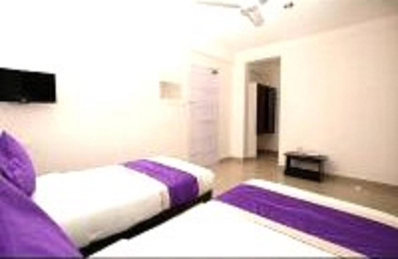 V Bee Plaza Hotel Thiruvananthapuram Ngoại thất bức ảnh